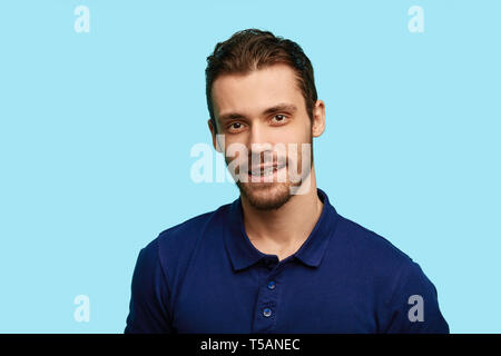 Super gut aussehenden Mann in die Kamera schaut. bis Foto schliessen. Leute, Aussehen Konzept Stockfoto