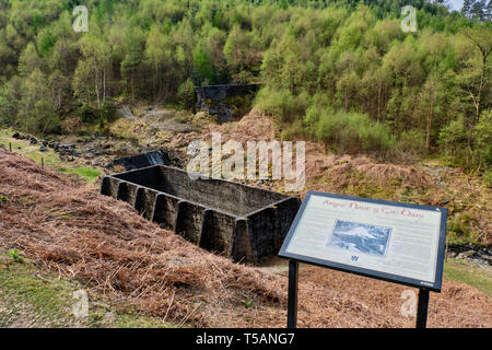 Die Ruinen von Nant y Gro Damm neben Caban-coch Reservoir an Elan Valley, Powys, Wales Stockfoto