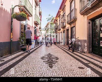 Madeira, Portugal - 31. Oktober 2018: die Straße im historischen Teil von Funchal, der Hauptstadt von Madeira, Portugal. Stockfoto