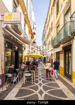 Madeira, Portugal - 31. Oktober 2018: die Straße im historischen Teil von Funchal, der Hauptstadt von Madeira, Portugal. Stockfoto