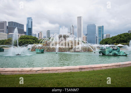 Buckingham Fountain Square im Grant Park in der Innenstadt von Chicago Stockfoto