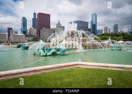 Buckingham Fountain Square im Grant Park in der Innenstadt von Chicago Stockfoto