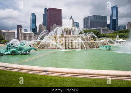 Buckingham Fountain Square im Grant Park in der Innenstadt von Chicago Stockfoto