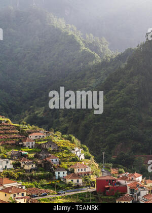 Landschaft mit einem kleinen Dorf auf der Insel Madeira, Portugal. Stockfoto