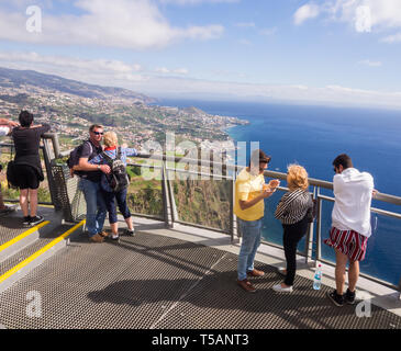 Madeira, Portugal - November 02, 2018: Touristen am Cabo Girao Skywalk Aussichtspunkt. Funchal, der Hauptstadt von Madeira, Portugal, in den Hintergrund. Stockfoto