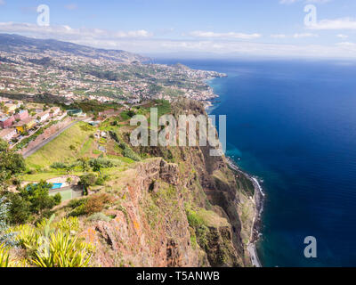 Luftaufnahme von Funchal, der Hauptstadt von Madeira, Portugal, als von Cabo Girao Skywalk Sicht gesehen. Stockfoto