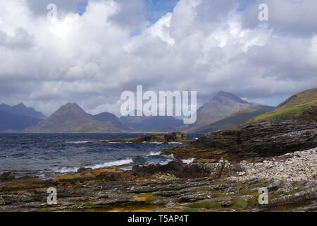 Robuste Cullin Hills Loch Scavaig von Elgol auf einem Moody Herbst Tag. Isle of Skye, Schottland, Großbritannien. Stockfoto