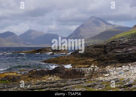 Robuste Cullin Hills Loch Scavaig von Elgol auf einem Moody Herbst Tag. Isle of Skye, Schottland, Großbritannien. Stockfoto