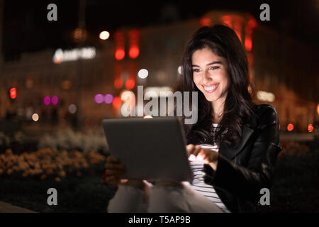 Mädchen surfen Internet und soziale Netzwerke in der Stadt Stockfoto