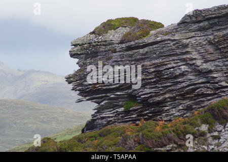 Graue Kalksteinklippe an der Küste bei Elgol. Isle of Skye, Schottland, Großbritannien. Stockfoto