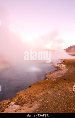 Natürlichen heißen Pool auf einer Höhe von 4300 m, El Tatio Geysire, Atacama-wüste, Antofagasta Region, Chile, Südamerika Stockfoto