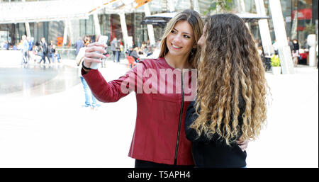 Schöne Frauen, die ein Selbstbildnis im Freien. Jugend Konzept. Stockfoto