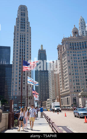 Menschen zu Fuß auf der Michigan Avenue (Magnificent Mile Area) in der Innenstadt von Chicago Stockfoto