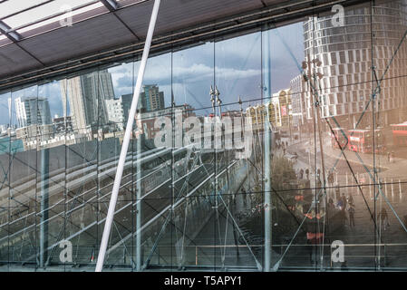 Reflexion der roten Busse bei Stratford, London Stockfoto