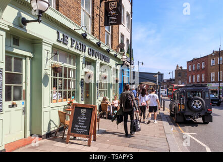 'Le Pain Quotidien', eine Niederlassung der internationalen Kette von Bäckerei, Restaurants, im Dorf Highgate, London, UK, auf einem warmen und sonnigen Osterwochenende Stockfoto