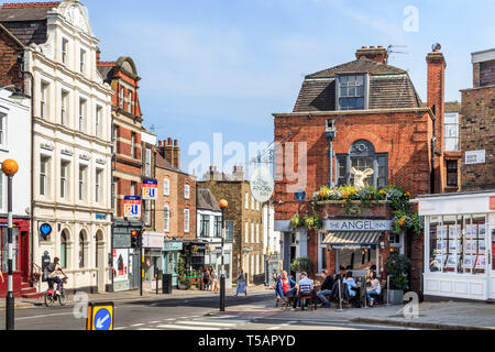 Kunden trinken außerhalb des historischen Angel Inn in Highgate, London, UK, auf einem warmen und sonnigen Osterwochenende Stockfoto