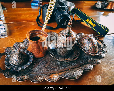 Türkischen Kaffee mit Kupferplatten und Nikon D5300 in den Hintergrund, die traditionelle Art und Weise der Kaffee trinken in Mazedonien Stockfoto