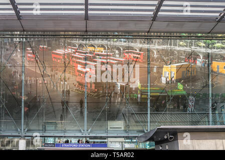 Reflexion der roten Busse bei Stratford, London Stockfoto