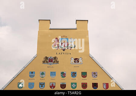 RIGA. Lettland - 28. AUGUST 2018: Jacob's Kaserne Gebäude zeigen die Wappen für die Lettische Pfarreien, Tornu Straße, Altstadt Stockfoto