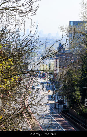 Blick von Hornsey Lane Bridge entlang Torbogen Straße, Gebäude, der Shard und St Paul's nur in der Ferne sichtbar durch die Hitze Dunst und Verschmutzung Stockfoto