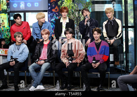 New York, USA. 23 Apr, 2019. Johnny, Doyoung, Haechan, Jaehyun, Yuta, Taeyong, Taeil, Jungwoo, Mark der Südkoreanischen junge Band am Bau reihe diskutieren ihre erste North American Tour, 'NEO CITYÑThe Ursprungs" am Bau Studio am 23. April 2019 in New York, NY Credit: Steve Mack/S.D. Mack Bilder/Alamy Stockfoto