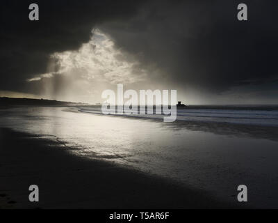 St. Ouen's Bay in Jersey, Channel Islands, der längste Sandstrand auf der Insel, La Corbiere Leuchtturm in der Ferne. Stockfoto