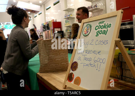 New York City, New York, USA. 22 Apr, 2019. Girl Scout Troop 6000, das Mädchen in der New York City Tierheim System, halten Ihre zweite Cookie Sales Event bei Kellogg's NEW YORK CITY Cafe, wo Mitglieder ihre erfolgreiche Eröffnungs-Verkauf im letzten Jahr mit 36.000 Schachteln verkauft. Truppe 6000 hilft Mädchen erleben Obdachlosigkeit gewinnen die Führungskompetenz und das Vertrauen in die Welt zu gehen, um ihre Träume zu erreichen. Die Truppe wird durch Frauen und Mütter auch in Obdachlosenheime geführt und hat ein Ziel der Verkauf von 60.000 Kisten von Cookies dieses Jahr. Credit: G. Ronald Lopez/ZUMA Draht/Alamy leben Nachrichten Stockfoto