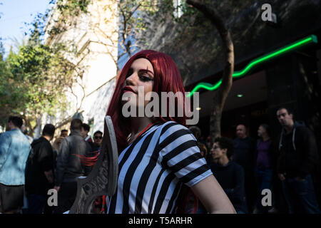 Athen, Griechenland. 21 Apr, 2019. Ein cosplayer gesehen als ihr Liebling Charakter während der Comicdom con Athen 2019 bekleidet. Einen jährlichen dreitägigen Comics Festival, organisiert von den nicht-profit Organisation Comicdom Drücken und der Hellenic American Union. Credit: Nikos Pekiaridis/SOPA Images/ZUMA Draht/Alamy leben Nachrichten Stockfoto