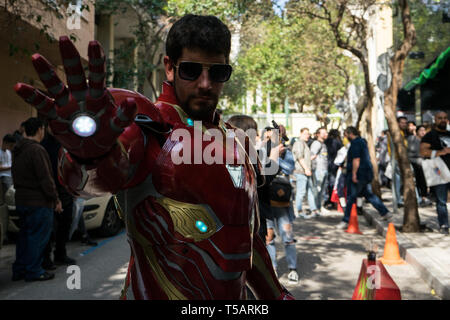 Athen, Griechenland. 21 Apr, 2019. Ein cosplayer gesehen als ihr Liebling Charakter während der Comicdom con Athen 2019 bekleidet. Einen jährlichen dreitägigen Comics Festival, organisiert von den nicht-profit Organisation Comicdom Drücken und der Hellenic American Union. Credit: Nikos Pekiaridis/SOPA Images/ZUMA Draht/Alamy leben Nachrichten Stockfoto