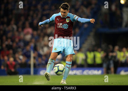 London, Großbritannien. 22 Apr, 2019. Matt Lowton von Burnley in Aktion. Premier League match, Chelsea v Burnley an der Stamford Bridge in London am Montag, 22. April 2019. Dieses Bild dürfen nur für redaktionelle Zwecke verwendet werden. Nur die redaktionelle Nutzung, eine Lizenz für die gewerbliche Nutzung erforderlich. Keine Verwendung in Wetten, Spiele oder einer einzelnen Verein/Liga/player Publikationen. pic von Steffan Bowen/Credit: Andrew Orchard sport Fotografie/Alamy leben Nachrichten Stockfoto