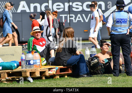 London, Großbritannien. 22. Apr 2019. Tag 8 Aussterben Rebellion weiterhin beim Europäischen Parlament, 22. April 2019, London, UK Bild Capital/Alamy leben Nachrichten Stockfoto