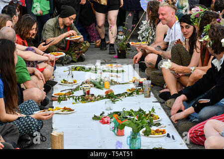 London, Großbritannien. 22. Apr 2019. XR lädt London - Erde fest, Hunderte von Aussterben Rebellion weiter Camping und Protest für einen Klimawandel fordern die UK govt Tätigkeit nicht für Profit am 22. April 2019, London, UK. Stockfoto