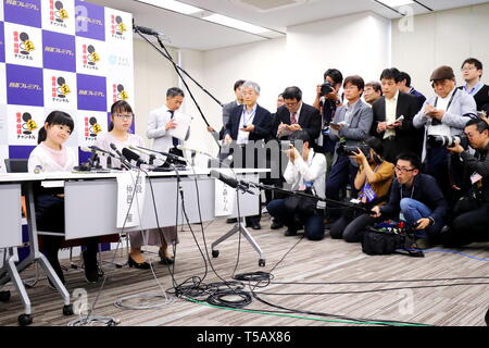 10-jährige Sumire Nakamura, Links, besucht eine Pressekonferenz nach ihren Verlust zu Lief Omori am 28 Ryusei Turnier qualifizieren an der Nihon Ki-in (Japan Go Association) in Osaka, Japan, am 22. April 2019. Nakamura gab ihr Debüt als der jüngste Professionelle go brettspiel Spieler überhaupt in Japan. Credit: Naoki Nishimura/LBA/Alamy leben Nachrichten Stockfoto