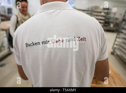 17. April 2019, Hessen, Steinau an der Straße: Bäckermeister Jürgen Fink steht in seiner Backstube. Unter dem Motto "Backen mit Liebe und Zeit', die Firma, die Familie seit vielen Generationen im Familienbesitz, arbeitet nach alten handwerklichen Traditionen ohne industrielle Backmischungen oder tiefgekühlte Teige. Foto: Frank Rumpenhorst/dpa Stockfoto