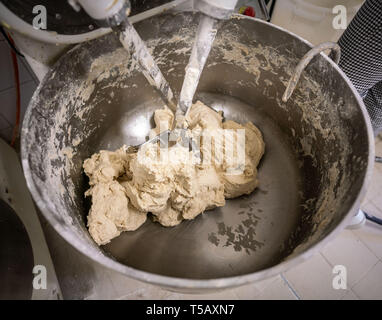 17. April 2019, Hessen, Steinau an der Straße: ein Teig aus Weizenmehl, Wasser und Salz ist in Bäckerei Jürgen Fink durch einen 2-arm Kneter verarbeitet. Unter dem Motto "Backen mit Liebe und Zeit', die Firma, die Familie seit vielen Generationen im Familienbesitz, arbeitet nach alten handwerklichen Traditionen ohne industrielle Backmischungen oder tiefgekühlte Teige. Foto: Frank Rumpenhorst/dpa Stockfoto