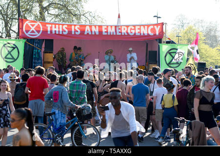 Eine Band gesehen, die Wiedergabe von Musik während das Aussterben Rebellion Camp am Marble Arch. Klimawandel Aktivistinnen aus dem Aussterben Rebellion lagerten in den Marble Arch in London sind, wo alle ihre Aktivitäten wie Musik, Artwork und Klassen statt, nachdem Polizisten gelöscht Seiten am Oxford Circus, Waterloo Bridge und Parliament Square vor dem Aussterben Rebellion Demonstranten. Aussterben Rebellion fordert die Regierung für die direkten Aktionen auf das Klima und CO2-Emissionen auf Null zu reduzieren Bis 2025 und auch bei der Montage sind die Menschen. Stockfoto