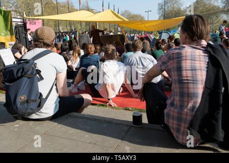 Die Demonstranten werden gesehen sitzt und zu Reden während des Protestes zu hören. Klimawandel Aktivistinnen aus dem Aussterben Rebellion lagerten in den Marble Arch in London sind, wo alle ihre Aktivitäten wie Musik, Artwork und Klassen statt, nachdem Polizisten gelöscht Seiten am Oxford Circus, Waterloo Bridge und Parliament Square vor dem Aussterben Rebellion Demonstranten. Aussterben Rebellion fordert die Regierung für die direkten Aktionen auf das Klima und CO2-Emissionen auf Null zu reduzieren Bis 2025 und auch bei der Montage sind die Menschen. Stockfoto