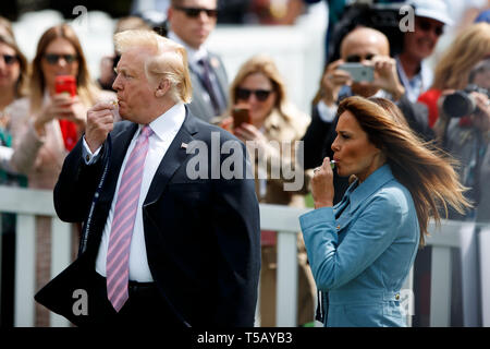 Peking, China. 22 Apr, 2019. Us-Präsident Donald Trump (L) und die erste Dame Melania Trump nehmen an der jährlichen Easter Egg Roll im Weißen Haus in Washington, DC, 22. April 2019. Weiße Haus Easter Egg Roll war auf dem Südrasen am Montag gehalten, wenn die jährliche Tradition seiner 141 Jahr eingetragen. Credit: Ting Shen/Xinhua/Alamy leben Nachrichten Stockfoto