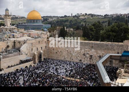 Peking, China. 22 Apr, 2019. Jüdische Gläubige nehmen an einem priesterlichen Segen während der jüdische Feiertag des Pascha an der westlichen Mauer in der Altstadt von Jerusalem, am 22. April 2019. Tausende von Juden machen die Wallfahrt nach Jerusalem während der acht Tage Ostern Urlaub, den Exodus der Israeliten aus der Knechtschaft in Ägypten vor rund 3.500 Jahren gedenkt. Credit: Jini/Xinhua/Alamy leben Nachrichten Stockfoto