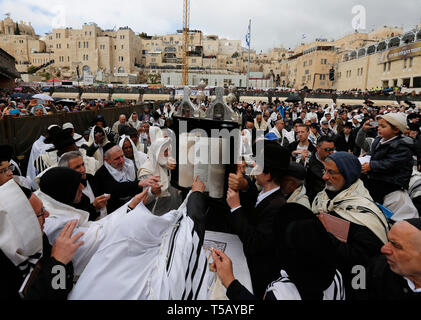 Peking, China. 22 Apr, 2019. Juden an der priesterlichen Segen während Ostern Urlaub an der westlichen Mauer in der Altstadt von Jerusalem am 22. April 2019. Tausende von Juden machen die Wallfahrt nach Jerusalem während der acht Tage Ostern Urlaub, den Exodus der Israeliten aus der Knechtschaft in Ägypten vor rund 3.500 Jahren gedenkt. Credit: Muammar Awad/Xinhua/Alamy leben Nachrichten Stockfoto