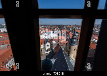 Freiberg, Deutschland. 16 Apr, 2019. Panoramablick vom Turm der Kirche St. Petri in die Altstadt mit dem Dom St. Marien (l) und das Rathaus (M) auf dem Obermarkt. Credit: Robert Michael/dpa-Zentralbild/ZB/dpa/Alamy leben Nachrichten Stockfoto