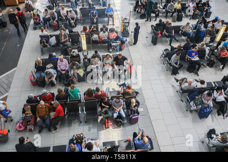 London, Großbritannien. 22 Apr, 2019. Passagiere warten in der Abflughalle auf einer verkehrsreichen Ostern Feiertag Montag, während der Flughafen Heathrow meldet einen Anstieg der Passagierzahlen für die 29 Monate in Folge 6,5 Millionen Passagiere den größten Flughafen der BRITISCHEN im März bestanden, ein Durchschnitt von 210.000 pro Tag. Der Anstieg um 0,5 Prozent gegenüber dem gleichen Monat im Jahr 2018, was eine zusätzliche 1.000 Fahrgäste pro Tag. Credit: Amer ghazzal/Alamy leben Nachrichten Stockfoto