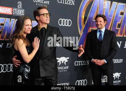 Los Angeles, Kalifornien, USA. 22 Apr, 2019. Susan Downey, Ehemann Schauspieler Robert Downey Jr. und Schauspieler Bradley Cooper besuchen die Weltpremiere von "Marvel Studios" Avengers: Endgame' am 22. April 2019 im Los Angeles Convention Center in Los Angeles, Kalifornien, USA. Credit: Barry King/Alamy leben Nachrichten Stockfoto