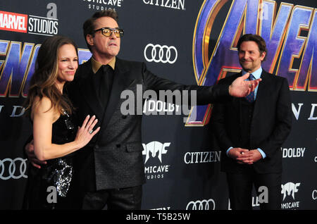 Los Angeles, Kalifornien, USA. 22 Apr, 2019. Susan Downey, Ehemann Schauspieler Robert Downey Jr. und Schauspieler Bradley Cooper besuchen die Weltpremiere von "Marvel Studios" Avengers: Endgame' am 22. April 2019 im Los Angeles Convention Center in Los Angeles, Kalifornien, USA. Credit: Barry King/Alamy leben Nachrichten Stockfoto