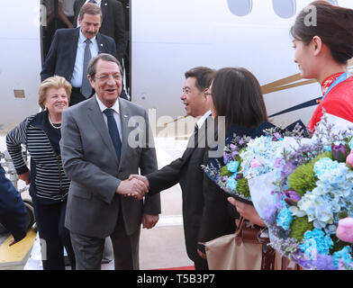 (190423) - Peking, April 23, 2019 (Xinhua) - zyprische Präsident Nicos Anastasiades (4. R) Ankunft in Peking, der Hauptstadt von China, 23. April 2019, zur Teilnahme an der zweiten Riemen und Straße Forum für Internationale Zusammenarbeit (BRF). (Xinhua / Yin Schleifring) Stockfoto