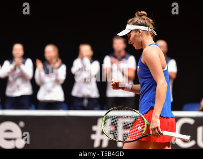 Prostejov, tschechische Republik. 21 Apr, 2019. Tschechische Tennisspieler Marketa Vondrousova spielt gegen Kanada's Rebecca Marino in Play-off-singles im Fed Cup Match zwischen der Tschechischen Republik und Kanada, in Prostejov, tschechische Republik, am 21. April 2019. Credit: Lubos Pavlicek/CTK Photo/Alamy leben Nachrichten Stockfoto