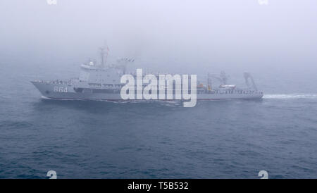 Qingdao. 23 Apr, 2019. Luftbild genommen am 23. April 2019 zeigt das u-boot Rettung Schiff Haiyangdao des chinesischen Volksbefreiungsarmee (PLA) Marine auf dem Meer aus Qingdao, Osten der chinesischen Provinz Shandong. Eine Marine Parade inszeniert wurde hier der 70. Jahrestag der Gründung der PLA Navy am Dienstag zu markieren. Credit: Ju Zhenhua/Xinhua/Alamy leben Nachrichten Stockfoto