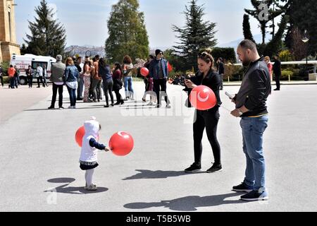 Ankara, Türkei. 23 Apr, 2019. Menschen und Kinder besuchen das Mausoleum Anitkabir, das Mausoleum von Mustafa Kemal Atatürk, Gründer und Präsident der modernen Türkei, der nationalen Souveränität und der Tag der Kinder. Die Türkei am 23. April feiert der nationalen Souveränität und der Tag der Kinder sowie den 99. Jahrestag der Gründung des Parlaments. Atatürk hat den Tag für alle Kinder in der Welt zu betonen, dass Sie sind Nachfolger der Zukunft. Credit: Altan Gochre/ZUMA Draht/Alamy leben Nachrichten Stockfoto