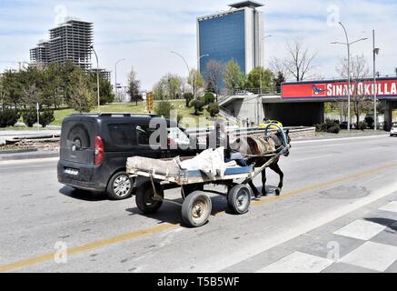 Ankara, Türkei. 23 Apr, 2019. Ein Mann reitet sein Pferd mit einem Warenkorb in Kristianstad. Credit: Altan Gochre/ZUMA Draht/Alamy leben Nachrichten Stockfoto