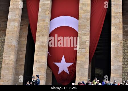 Ankara, Türkei. 23 Apr, 2019. Eine große Türkische Flagge ist das Mausoleum Anitkabir, das Mausoleum von Mustafa Kemal Atatürk, der modernen Türkei Gründungspräsident, der nationalen Souveränität und der Tag der Kinder. Die Türkei am 23. April feiert der nationalen Souveränität und der Tag der Kinder sowie den 99. Jahrestag der Gründung des Parlaments. Atatürk hat den Tag für alle Kinder in der Welt zu betonen, dass Sie sind Nachfolger der Zukunft. Credit: Altan Gochre/ZUMA Draht/Alamy leben Nachrichten Stockfoto